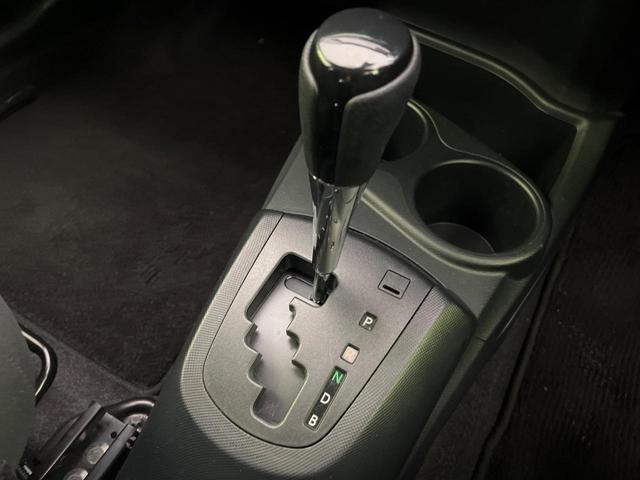 アクア Sスタイルブラック 後期 純正ナビ バックカメラ 衝突軽減 コーナーセンサー オートハイビーム 車線逸脱警報 先行車発進告知機能 オートエアコン スマートキー 横滑り防止装置 Bluetooth CD再生 ドアバイザー(52枚目)