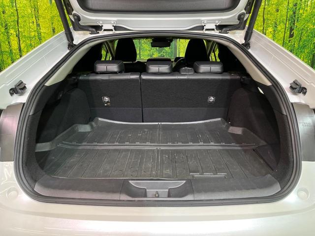 プリウス Ｚ　１２．３型ディスプレイオーディオ　全周囲カメラ　衝突軽減装置　レーダークルーズ　電動リアゲート　パワーシート　コーナーセンサー　スマートキー　ＬＥＤヘッド　ＥＴＣ　純正１９インチＡＷ　車線逸脱警報（10枚目）