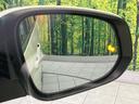 【ブラインドスポットモニター】走行中、ドアミラーの死角になりやすい箇所に後続車が接近するとサイドミラーのレンズに警告を表示!ドライバーに注意喚起をしてくれます。