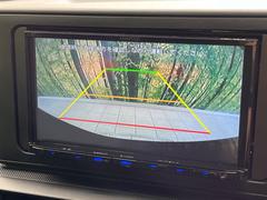 【バックカメラ】駐車時に後方がリアルタイム映像で確認できます。大型商業施設や立体駐車場での駐車時や、夜間のバック時に大活躍！運転スキルに関わらず、今や必須となった装備のひとつです！ 4