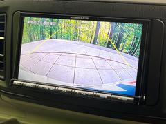 【バックカメラ】駐車時に後方がリアルタイム映像で確認できます。大型商業施設や立体駐車場での駐車時や、夜間のバック時に大活躍！運転スキルに関わらず、今や必須となった装備のひとつです！ 4