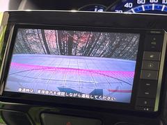 【バックカメラ】駐車時に後方がリアルタイム映像で確認できます。大型商業施設や立体駐車場での駐車時や、夜間のバック時に大活躍！運転スキルに関わらず、今や必須となった装備のひとつです！ 4