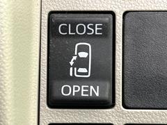 【パワースライドドア】スマートキーや運転席のスイッチで後席スライドドアの開閉が可能♪電動だから力を入れてドアを開ける必要が無く、小さなお子様でも簡単に開け閉めでき快適です♪ 5