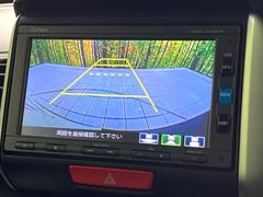 【バックカメラ】駐車時に後方がリアルタイム映像で確認できます。大型商業施設や立体駐車場での駐車時や、夜間のバック時に大活躍！運転スキルに関わらず、今や必須となった装備のひとつです！ 4