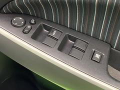 【電動格納ミラー】サイドミラーは電動格納式となっており、狭い駐車場でもキズがつくリスクを抑えられます。 6