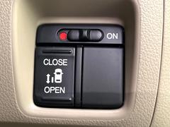 【パワースライドドア】スマートキーや運転席のスイッチでスライドドアの開閉が可能♪電動だから力を入れてドアを開ける必要が無く、小さいお子様でも、重い荷物を持っている時もラクに開け閉めできます♪ 7