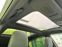 【パノラマルーフ】大型のガラスルーフ搭載で車内の解放感が一気にアップ！開放的なドライブをお楽しみいただけます。 3