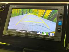 【バックカメラ】駐車時に後方がリアルタイム映像で確認できます。大型商業施設や立体駐車場での駐車時や、夜間のバック時に大活躍！運転スキルに関わらず、今や必須となった装備のひとつです！ 4