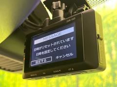 【ドライブレコーダー】安心・安全なカーライフに必須のドライブレコーダーを装備！走行中はもちろん、あおり運転や事故に遭遇した際の状況も映像で記録し、万一のリスクに備えます。 6