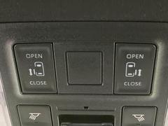 【両側パワースライドドア】スマートキーや運転席のスイッチで後席両側スライドドアの開閉が可能♪電動だから力を入れてドアを開ける必要が無く、小さなお子様でも簡単に開け閉めでき快適です♪ 6