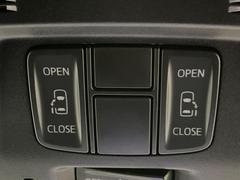 【両側パワースライドドア】スマートキーや運転席のスイッチで後席両側スライドドアの開閉が可能♪電動だから力を入れてドアを開ける必要が無く、小さなお子様でも簡単に開け閉めでき快適です♪ 5