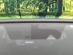 【エマージェンシーブレーキ】走行中に前方の車両等を認識し、衝突しそうな時は警報とブレーキで衝突回避と被害軽減をアシスト。より安全にドライブをお楽しみいただけます。 3