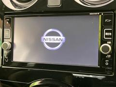 【純正ナビ】人気の純正ナビを装備しております。ナビの使いやすさはもちろん、オーディオ機能も充実！キャンプや旅行はもちろん、通勤や買い物など普段のドライブも楽しくなるはず♪ 4
