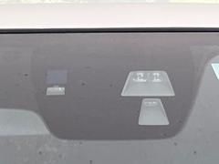 【ｉ-ＡＣＴＩＶＥＳＥＮＳＥ】走行中に前方の車両等を認識し、衝突しそうな時は警報とブレーキで衝突回避と被害軽減をアシスト。より安全にドライブをお楽しみいただけます。 4
