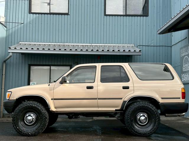 ハイラックスサーフ ＳＳＲリミテッド　ＳＳＲリミテッド　５人乗り　サンルーフ　ウッドコンビステア　ＥＴＣ　ヨコハマジオランダーＭＴタイヤ　新品マッドブラックホイール　新品コーナーレンズ　メッキフェンダーアーチモール（4枚目）