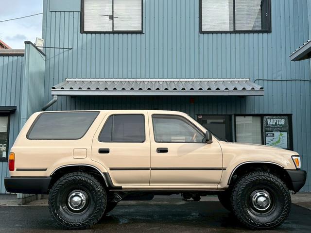 ハイラックスサーフ ＳＳＲリミテッド　ＳＳＲリミテッド　５人乗り　サンルーフ　ウッドコンビステア　ＥＴＣ　ヨコハマジオランダーＭＴタイヤ　新品マッドブラックホイール　新品コーナーレンズ　メッキフェンダーアーチモール（5枚目）