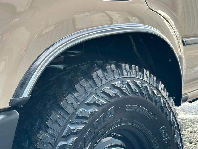 ハイラックスサーフ ＳＳＲリミテッド　ＳＳＲリミテッド　５人乗り　サンルーフ　ウッドコンビステア　ＥＴＣ　ヨコハマジオランダーＭＴタイヤ　新品マッドブラックホイール　新品コーナーレンズ　メッキフェンダーアーチモール（23枚目）