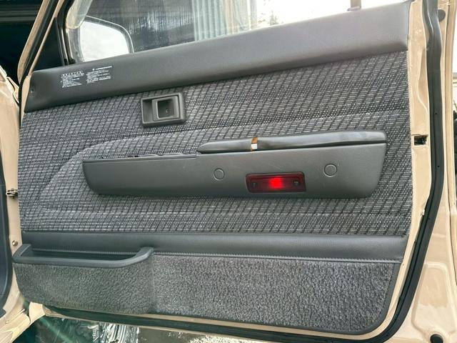 ハイラックスサーフ ＳＳＲリミテッド　ＳＳＲリミテッド　５人乗り　サンルーフ　ウッドコンビステア　ＥＴＣ　ヨコハマジオランダーＭＴタイヤ　新品マッドブラックホイール　新品コーナーレンズ　メッキフェンダーアーチモール（34枚目）