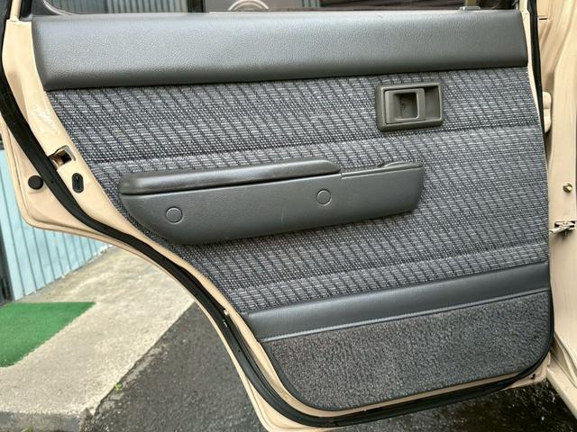 ハイラックスサーフ ＳＳＲリミテッド　ＳＳＲリミテッド　５人乗り　サンルーフ　ウッドコンビステア　ＥＴＣ　ヨコハマジオランダーＭＴタイヤ　新品マッドブラックホイール　新品コーナーレンズ　メッキフェンダーアーチモール（35枚目）