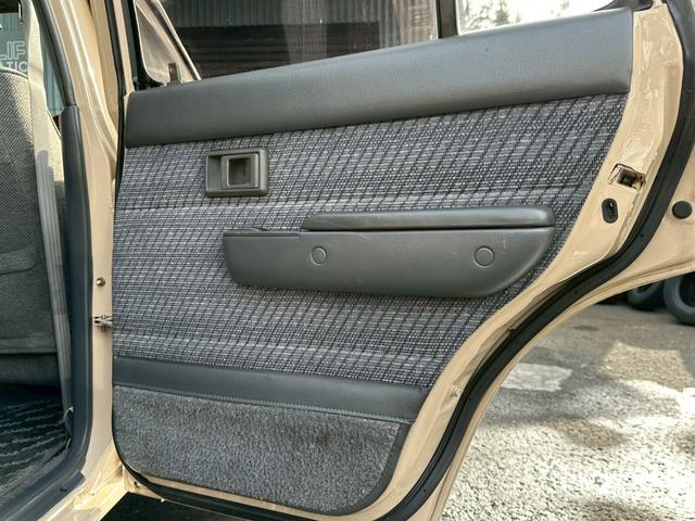 ハイラックスサーフ ＳＳＲリミテッド　ＳＳＲリミテッド　５人乗り　サンルーフ　ウッドコンビステア　ＥＴＣ　ヨコハマジオランダーＭＴタイヤ　新品マッドブラックホイール　新品コーナーレンズ　メッキフェンダーアーチモール（36枚目）