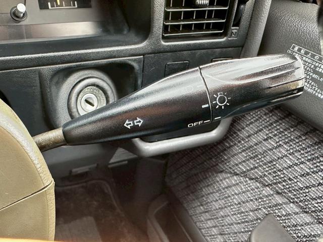 ハイラックスサーフ ＳＳＲリミテッド　ＳＳＲリミテッド　５人乗り　サンルーフ　ウッドコンビステア　ＥＴＣ　ヨコハマジオランダーＭＴタイヤ　新品マッドブラックホイール　新品コーナーレンズ　メッキフェンダーアーチモール（48枚目）