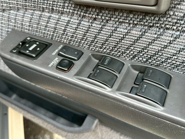 ハイラックスサーフ ＳＳＲリミテッド　ＳＳＲリミテッド　５人乗り　サンルーフ　ウッドコンビステア　ＥＴＣ　ヨコハマジオランダーＭＴタイヤ　新品マッドブラックホイール　新品コーナーレンズ　メッキフェンダーアーチモール（49枚目）