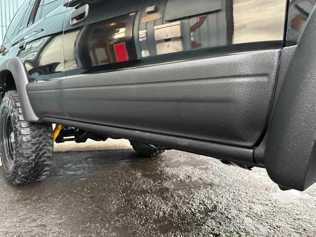 ハイラックスサーフ ＳＳＲ－Ｖリミテッド　ワイド　４ＷＤ　背面タイヤ　２インチリフトアップ　ラプター施工　新品ヨコハマジオランダーＧ００３　ＭＴタイヤ　新品デイトナホイール　　黒レザー調シートカバー　ドアバイザー　下廻りエンドックス施工（16枚目）