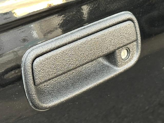 ハイラックスサーフ ＳＳＲ－Ｖリミテッド　ワイド　４ＷＤ　背面タイヤ　２インチリフトアップ　ラプター施工　新品ヨコハマジオランダーＧ００３　ＭＴタイヤ　新品デイトナホイール　　黒レザー調シートカバー　ドアバイザー　下廻りエンドックス施工（26枚目）