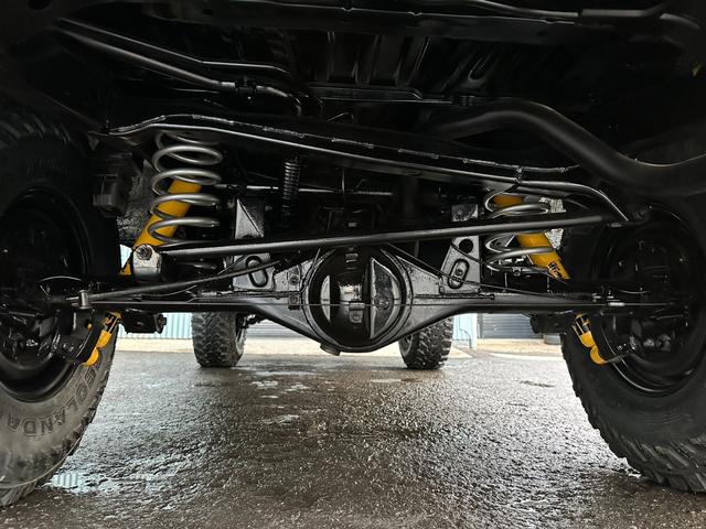 ハイラックスサーフ ＳＳＲ－Ｖリミテッド　ワイド　４ＷＤ　背面タイヤ　２インチリフトアップ　ラプター施工　新品ヨコハマジオランダーＧ００３　ＭＴタイヤ　新品デイトナホイール　　黒レザー調シートカバー　ドアバイザー　下廻りエンドックス施工（30枚目）