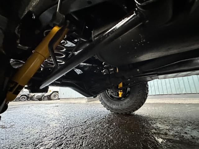 ハイラックスサーフ ＳＳＲ－Ｖリミテッド　ワイド　４ＷＤ　背面タイヤ　２インチリフトアップ　ラプター施工　新品ヨコハマジオランダーＧ００３　ＭＴタイヤ　新品デイトナホイール　　黒レザー調シートカバー　ドアバイザー　下廻りエンドックス施工（32枚目）