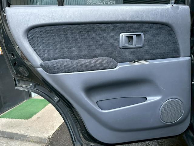 ハイラックスサーフ ＳＳＲ－Ｖリミテッド　ワイド　４ＷＤ　背面タイヤ　２インチリフトアップ　ラプター施工　新品ヨコハマジオランダーＧ００３　ＭＴタイヤ　新品デイトナホイール　　黒レザー調シートカバー　ドアバイザー　下廻りエンドックス施工（35枚目）