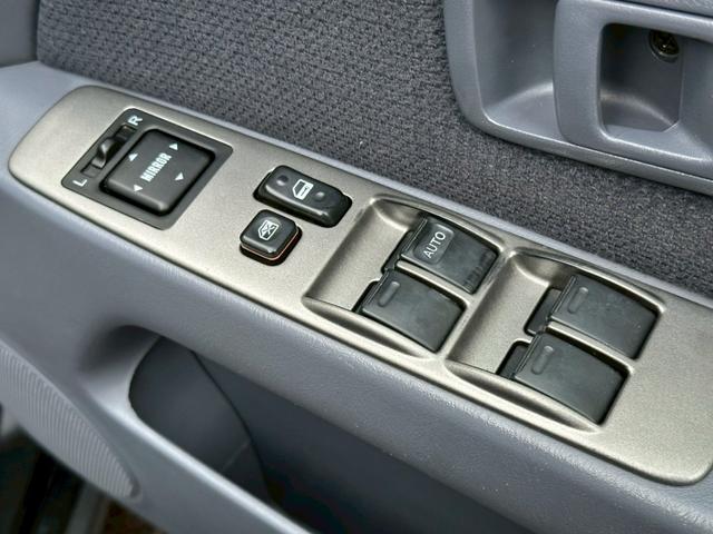 ハイラックスサーフ ＳＳＲ－Ｖリミテッド　ワイド　４ＷＤ　背面タイヤ　２インチリフトアップ　ラプター施工　新品ヨコハマジオランダーＧ００３　ＭＴタイヤ　新品デイトナホイール　　黒レザー調シートカバー　ドアバイザー　下廻りエンドックス施工（50枚目）