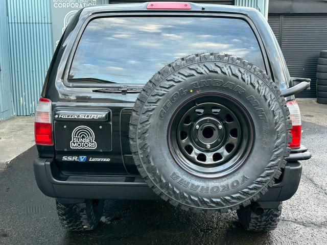 ハイラックスサーフ ＳＳＲ－Ｖリミテッド　ワイド　４ＷＤ　背面タイヤ　２インチリフトアップ　ラプター施工　新品ヨコハマジオランダーＧ００３　ＭＴタイヤ　新品デイトナホイール　　黒レザー調シートカバー　ドアバイザー　下廻りエンドックス施工（61枚目）