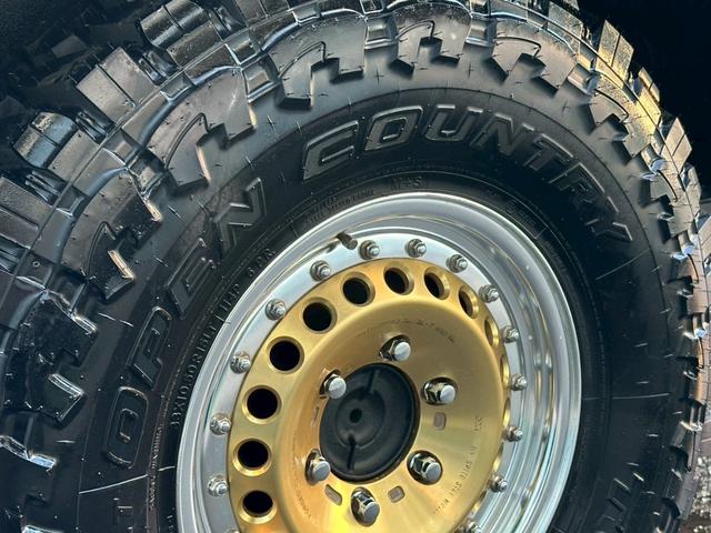 ハイラックスサーフ ＳＳＲ　５速ＭＴ　４ＷＤ　サンルーフ　メッキドアミラー　ＵＳフロントコーナー　新品テールレンズ　新品ＴＯＹＯオープンカントリーＭＴタイヤ　ルーフ　ＲＡＰＴＯＲ施工　下廻りＥＮＤＯＸ防錆施工（31枚目）