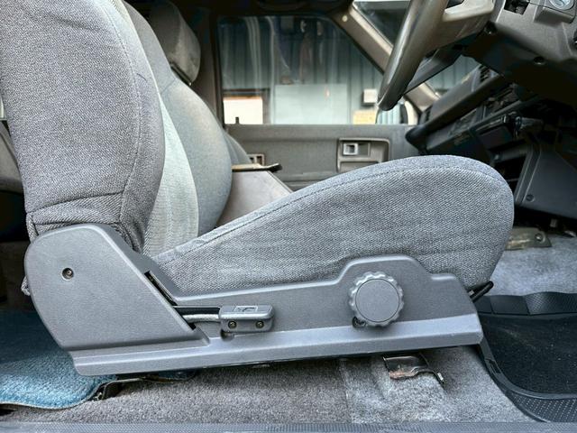 ハイラックスサーフ ＳＳＲ　５速ＭＴ　４ＷＤ　サンルーフ　メッキドアミラー　ＵＳフロントコーナー　新品テールレンズ　新品ＴＯＹＯオープンカントリーＭＴタイヤ　ルーフ　ＲＡＰＴＯＲ施工　下廻りＥＮＤＯＸ防錆施工（46枚目）