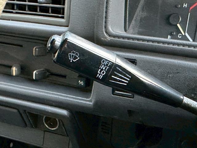 ハイラックスサーフ ＳＳＲ　５速ＭＴ　４ＷＤ　サンルーフ　メッキドアミラー　ＵＳフロントコーナー　新品テールレンズ　新品ＴＯＹＯオープンカントリーＭＴタイヤ　ルーフ　ＲＡＰＴＯＲ施工　下廻りＥＮＤＯＸ防錆施工（51枚目）