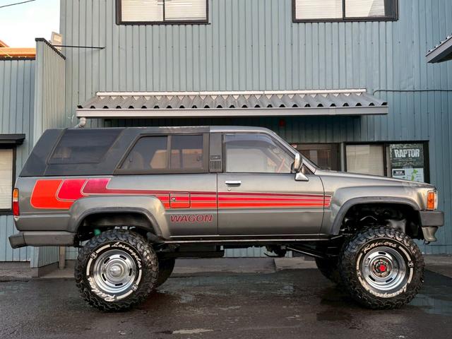 ハイラックスサーフ ＳＳＲリミテッド　４ＷＤ　リフトアップ　下回りシャーシブラック施工　社外１５インチアルミホイール　ＢＦグッドリッチＭＴタイヤ　社外ウッドメッキスポークステアリング　社外ＣＤオーディオ　社外キーレス　ＥＴＣ（6枚目）