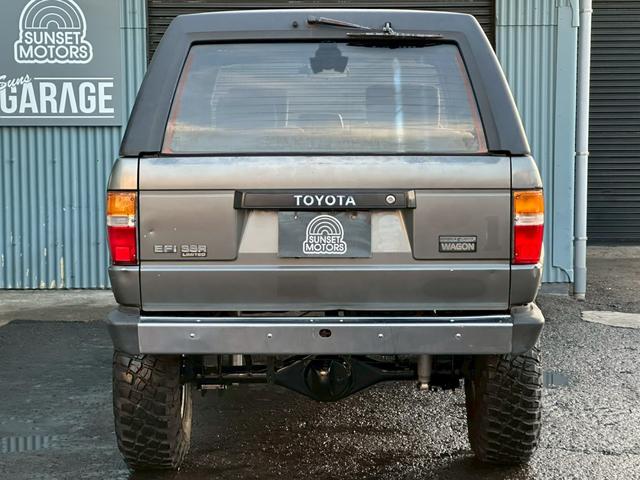 ハイラックスサーフ ＳＳＲリミテッド　４ＷＤ　リフトアップ　下回りシャーシブラック施工　社外１５インチアルミホイール　ＢＦグッドリッチＭＴタイヤ　社外ウッドメッキスポークステアリング　社外ＣＤオーディオ　社外キーレス　ＥＴＣ（7枚目）