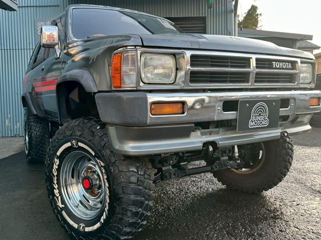 ハイラックスサーフ ＳＳＲリミテッド　４ＷＤ　リフトアップ　下回りシャーシブラック施工　社外１５インチアルミホイール　ＢＦグッドリッチＭＴタイヤ　社外ウッドメッキスポークステアリング　社外ＣＤオーディオ　社外キーレス　ＥＴＣ（8枚目）