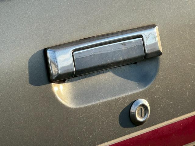 ハイラックスサーフ ＳＳＲリミテッド　４ＷＤ　リフトアップ　下回りシャーシブラック施工　社外１５インチアルミホイール　ＢＦグッドリッチＭＴタイヤ　社外ウッドメッキスポークステアリング　社外ＣＤオーディオ　社外キーレス　ＥＴＣ（21枚目）