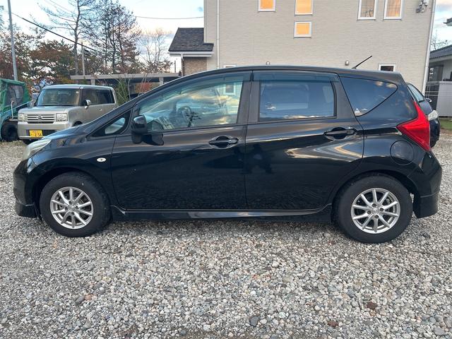 ノート Ｘ　ＤＩＧ－Ｓ　純正ＳＤナビ・社外アルミホイール・オートエアコン・プッシュスタート・スマートキー（9枚目）