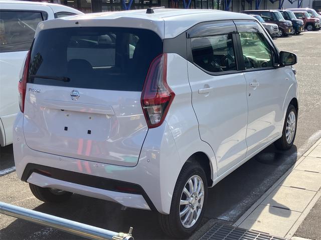 デイズ Ｘ　４ＷＤ　ＥＴＣ　バックカメラ　ナビ　ＴＶ　クリアランスソナー　衝突被害軽減システム　オートライト　スマートキー　アイドリングストップ　電動格納ミラー　シートヒーター　ベンチシート　ＣＶＴ（16枚目）