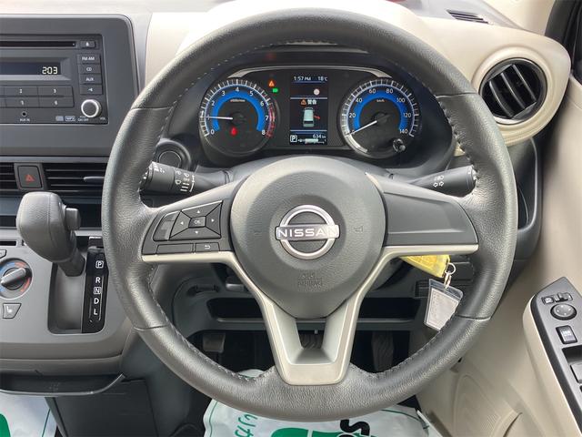 デイズ Ｓ　４ＷＤ　クリアランスソナー　衝突被害軽減システム　オートライト　キーレスエントリー　アイドリングストップ　電動格納ミラー　シートヒーター　ベンチシート　ＣＶＴ　盗難防止システム　ＡＢＳ　ＥＳＣ　ＣＤ（4枚目）