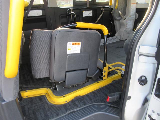 ハイエースバン ４Ｄ２．８ＤＴウェルキャブＢ　ルーフサイドウインドゥ無し　運転席／助手席エアバック　ＡＢＳ　衝突軽減システム　横滑り防止装置　レーンキープアシスト　キーレス　ドラレコ　片側スライドドア　車いす２脚　　リフト　電動固定装置　４ＷＤ　福祉車両（24枚目）