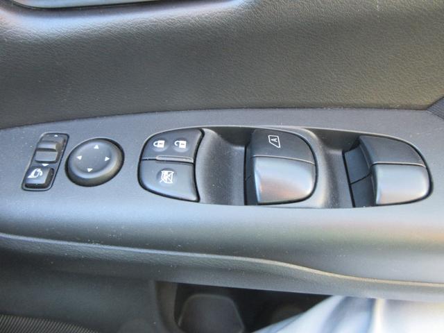 セレナ 2.0Xチェアキャブ リフタータイプ 4WD 6名 運転席/助手席エアバック アイドリングストップ ABS 横滑り防止装置 バックカメラ キーレス パワステ パワーウィンドウ 車いすリフト 電動固定装置 8ナンバー 福祉車両(16枚目)