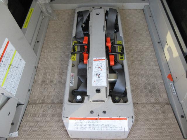 セレナ 2.0Xチェアキャブ リフタータイプ 4WD 6名 運転席/助手席エアバック アイドリングストップ ABS 横滑り防止装置 バックカメラ キーレス パワステ パワーウィンドウ 車いすリフト 電動固定装置 8ナンバー 福祉車両(20枚目)