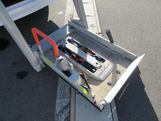 セレナ 2.0Xチェアキャブ リフタータイプ 4WD 6名 運転席/助手席エアバック アイドリングストップ ABS 横滑り防止装置 バックカメラ キーレス パワステ パワーウィンドウ 車いすリフト 電動固定装置 8ナンバー 福祉車両(21枚目)