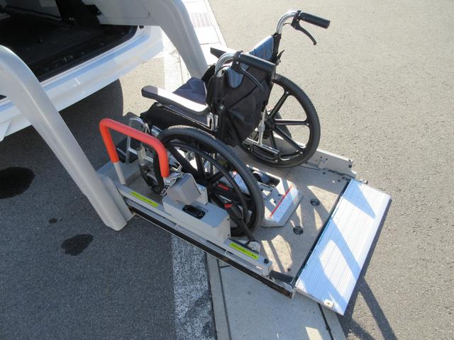 セレナ 2.0Xチェアキャブ リフタータイプ 4WD 6名 運転席/助手席エアバック アイドリングストップ ABS 横滑り防止装置 バックカメラ キーレス パワステ パワーウィンドウ 車いすリフト 電動固定装置 8ナンバー 福祉車両(22枚目)