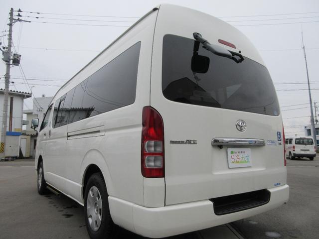 レジアスエースバン ４ドア２．７ウェルキャブＥスーパーロング　４ＷＤ　運転席／助手席エアバック　ＡＢＳ　パワーウィンドウ　パワステ　エアコン・クーラー　キーレス　ナビ　バックカメラ　ＥＴＣ　オートステップ　リフト　電動固定装置　　ストレッチャー　福祉車両　４ＷＤ（6枚目）