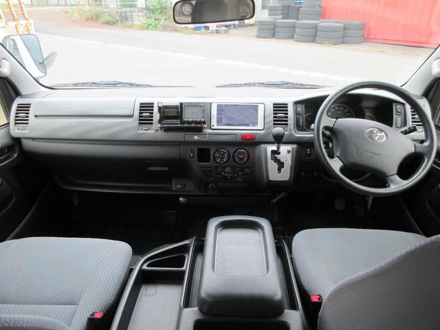 レジアスエースバン ４ドア２．７ウェルキャブＥスーパーロング　４ＷＤ　運転席／助手席エアバック　ＡＢＳ　パワーウィンドウ　パワステ　エアコン・クーラー　キーレス　ナビ　バックカメラ　ＥＴＣ　オートステップ　リフト　電動固定装置　　ストレッチャー　福祉車両　４ＷＤ（10枚目）